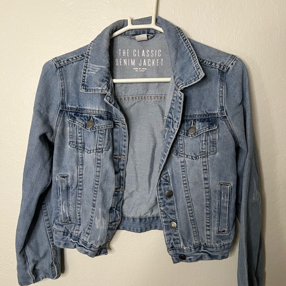 Classic denim jacket from Cotton On. Women’s size 6 or Size Small.